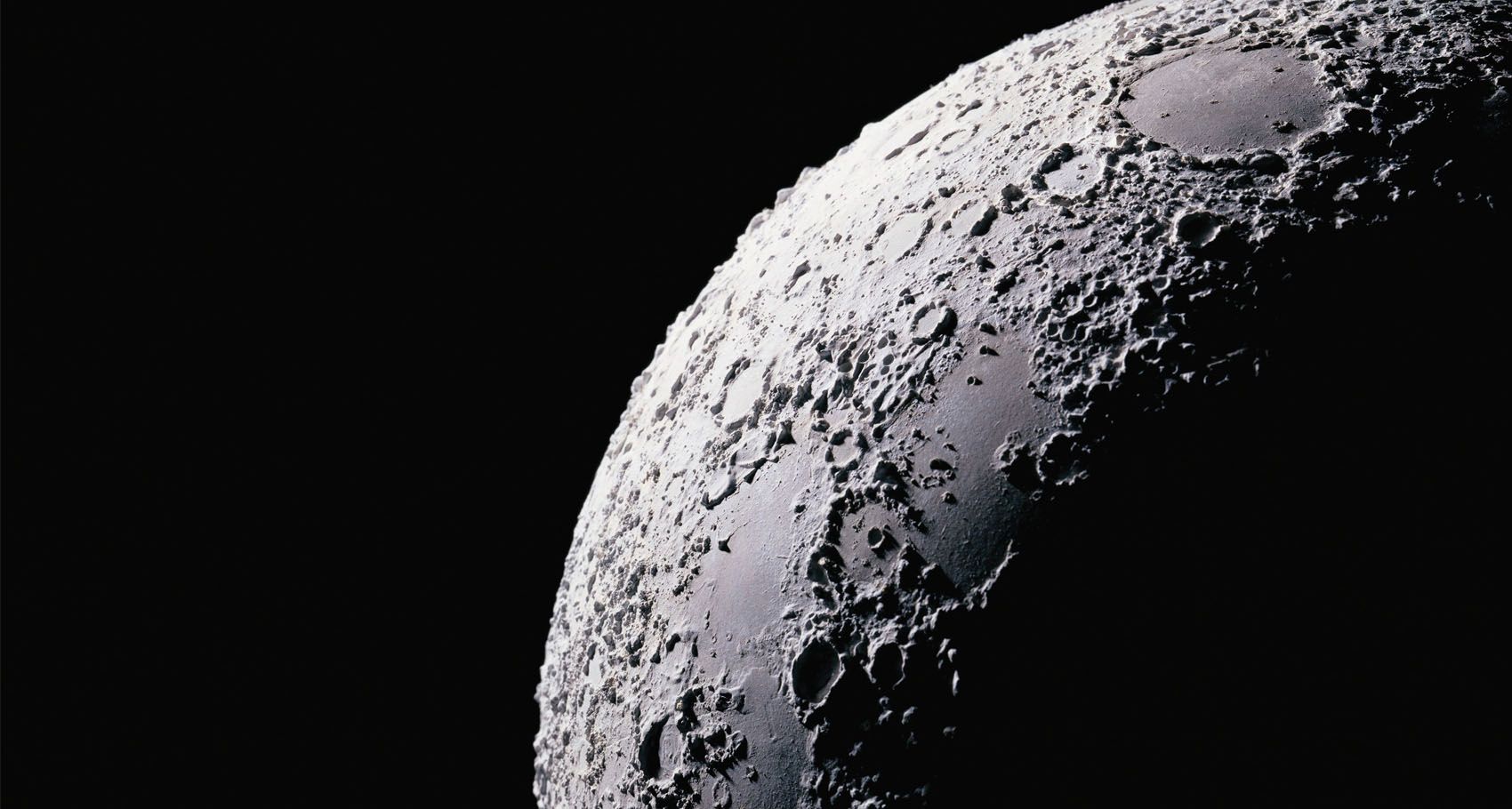 The moon is white. Луна рядом с землей. Луна. Луна - начнем - 47 фото. Moon 2035.