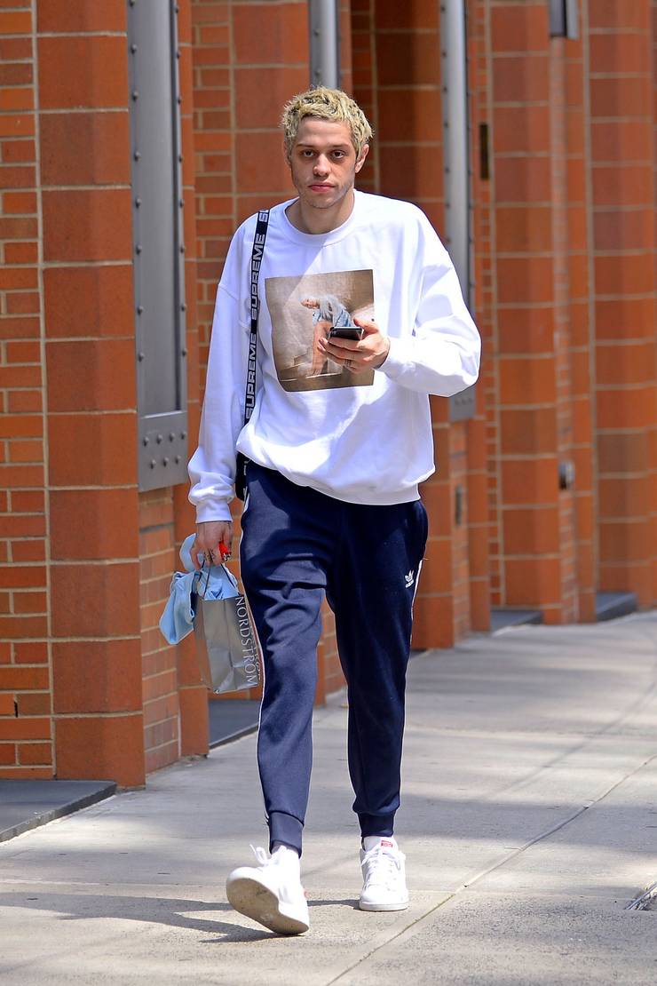 Download 20 Facts About Pete Davidson That Kaia Gerber Wishes Were Swept For iPhone Get Wallpaper 20 Facts About Pete Davidson That Kaia Gerber Wishes Were Swept For Android