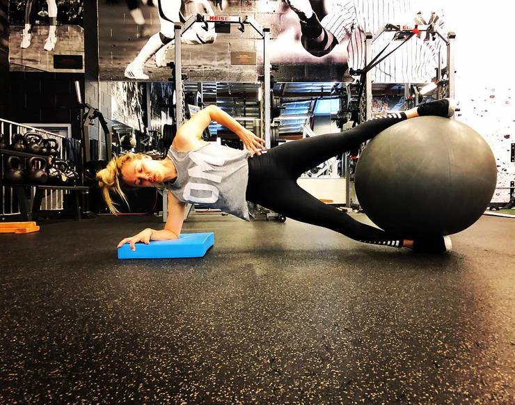 cuoco-side-plank.jpg (740×582)