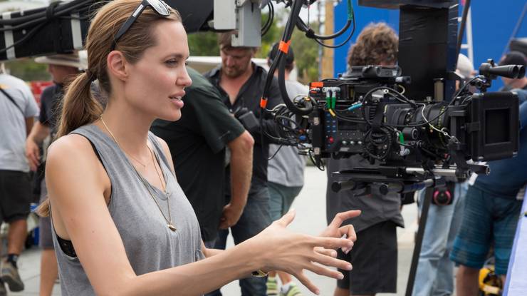 Angelina instruerer en film