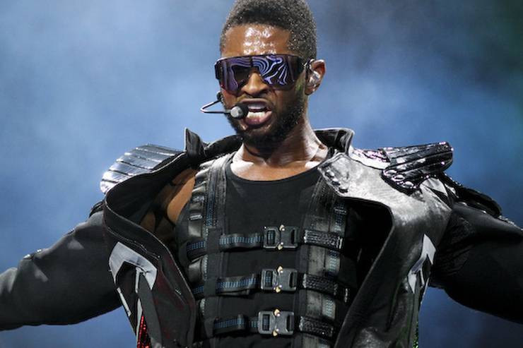 usher si esibisce in un concerto con un outfit unico