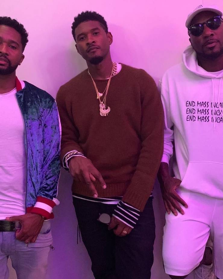 usher fa una foto al club con i suoi amici