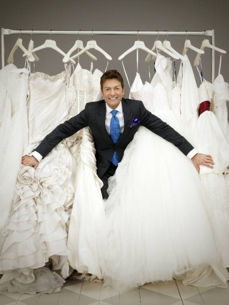 Randy Fenoli omringd door jurken