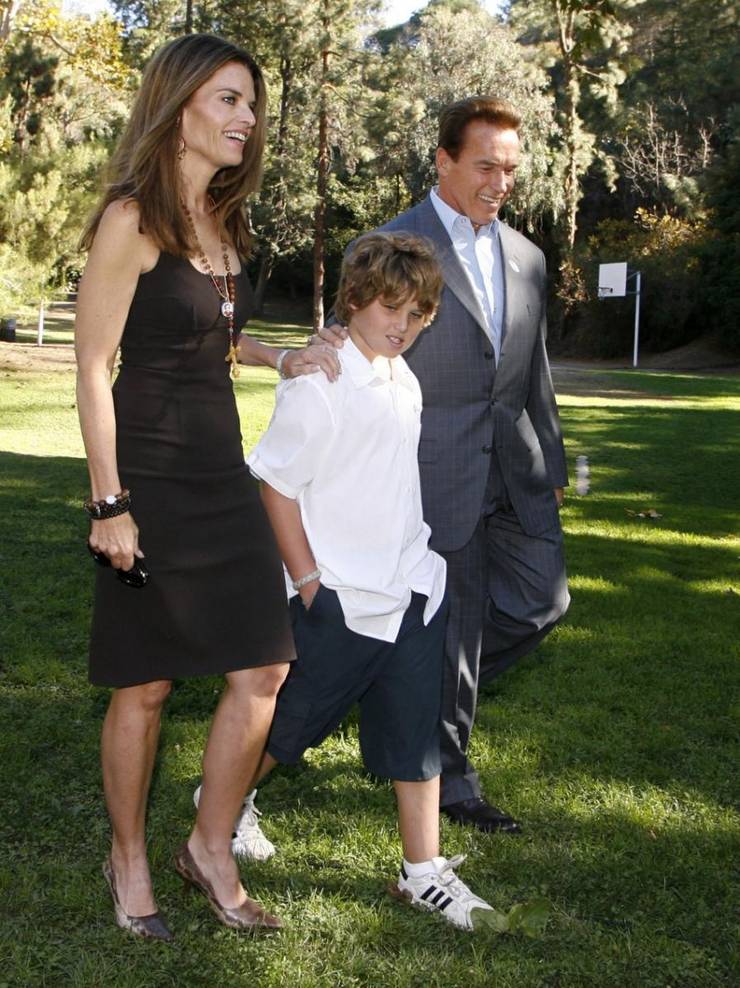 Christopher Schwarzenegger in einem Park mit seinen Eltern