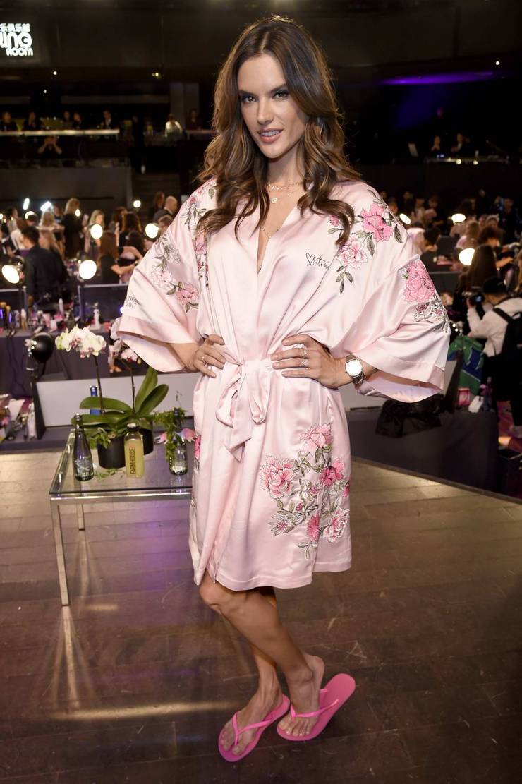 Alessandra Ambrosio nos bastidores de um desfile de moda VS túnica rosa
