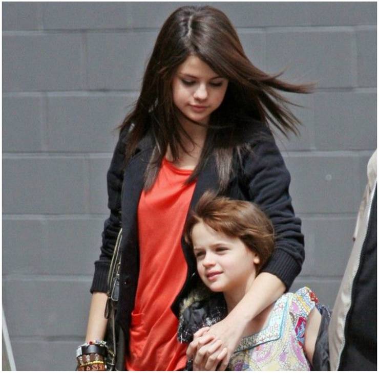 Selena Gomez e Joey King irmãs